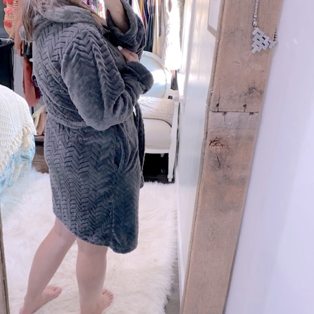 Gray Plush Robe for Ultimate Comfort - Picture 3 of 6